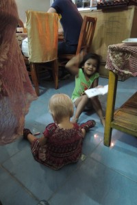 Bei meinem Lieblings-Inder. Als ich das Maedchen das erste Mal gesehen habe, lernte sie gerade laufen.